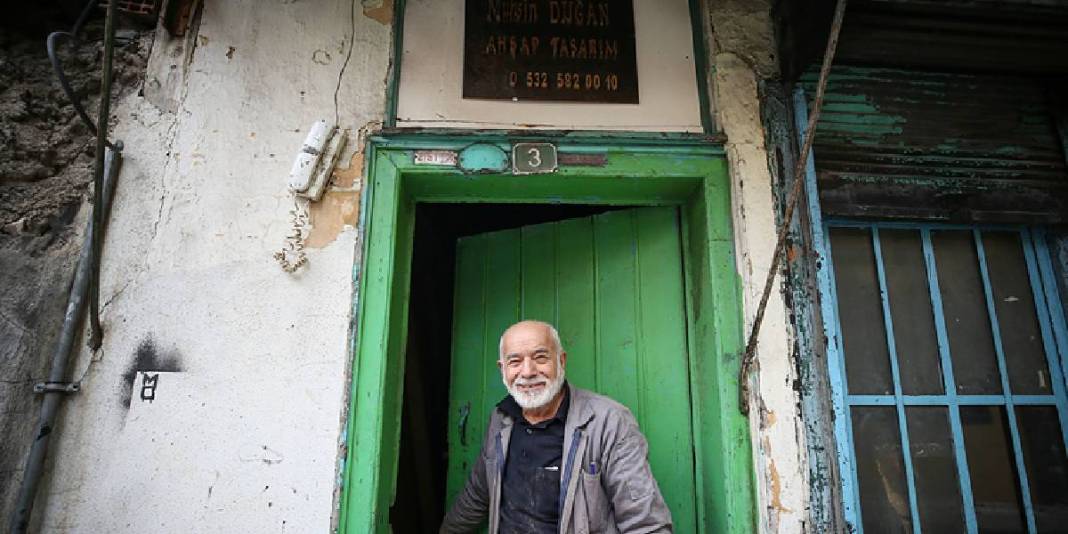 Ömrünün 53 yılını adadı! Gürgen ve meşe ağaçlarını özel siparişle işliyor: 33 yıldır aynı dükkanda alın teri döküyor 3